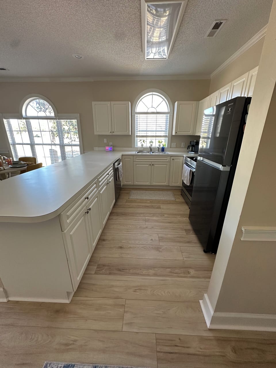 Kitchen fully equipped w/ fridge, stove and dishwasher 