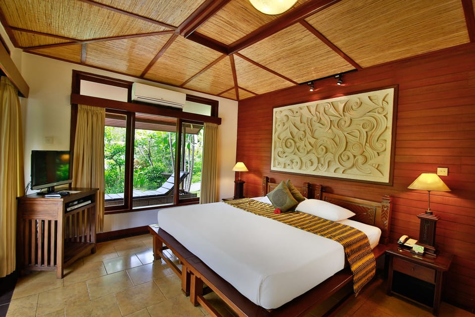 Superior Room | Minibar, in-room safe, individually decorated, individually furnished
