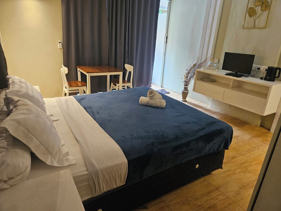 Double Room, Garden View | In-room safe, free WiFi, bed sheets