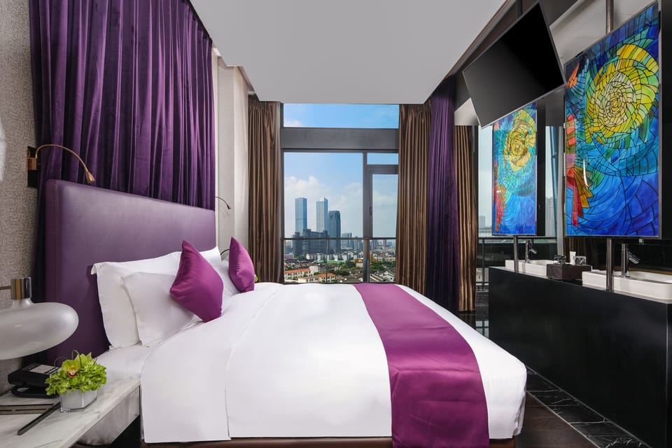 Premier Suite Room | In-room safe, laptop workspace, blackout drapes, soundproofing