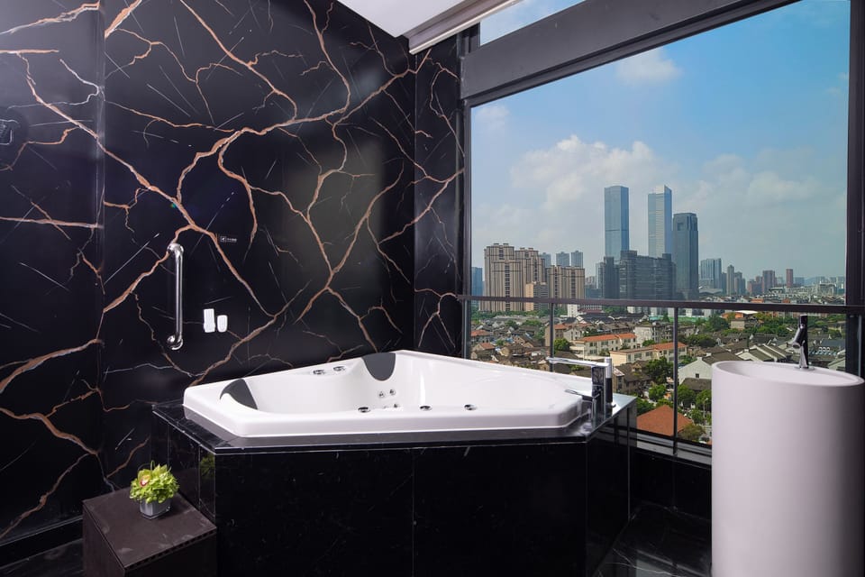 Premier Suite Room | In-room safe, laptop workspace, blackout drapes, soundproofing