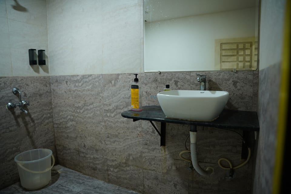 Deluxe Room, City View | Bathroom | Free toiletries, towels, soap, shampoo