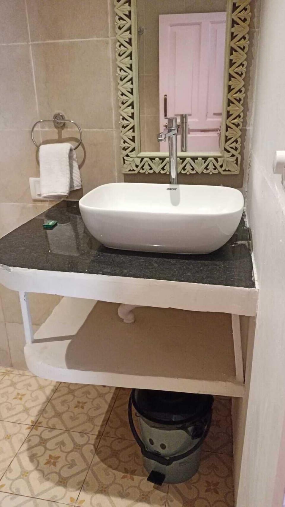 Basic Cottage | Bathroom