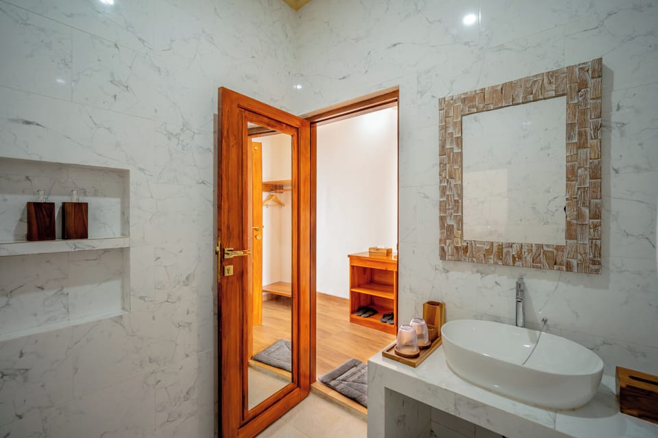 Deluxe Suite, Mountain View | Bathroom | Shower, free toiletries, hair dryer, bathrobes