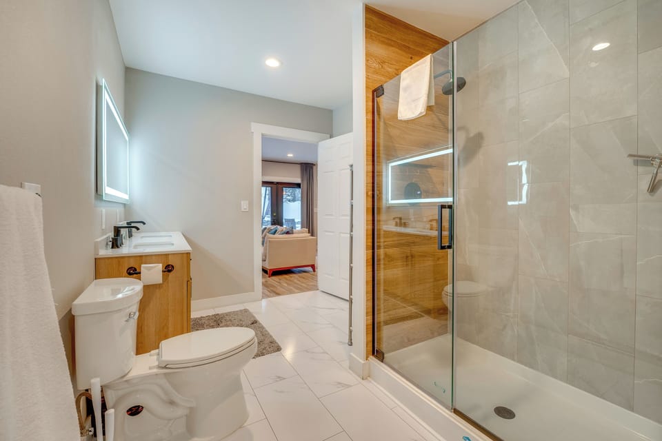 Full Bathroom | 1st Floor | Complimentary Toiletries
