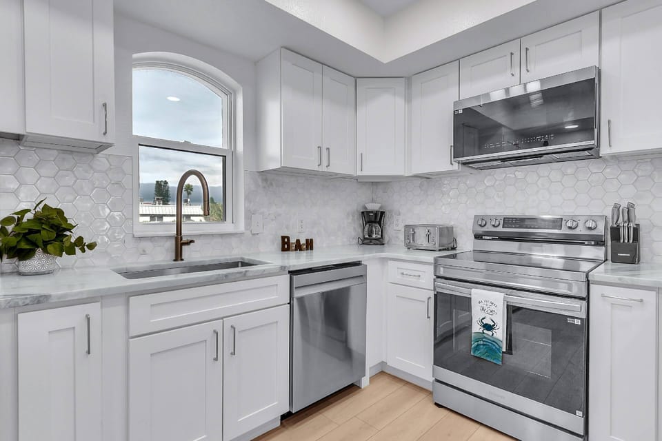 Stainless steel appliances with plenty of cabinet space