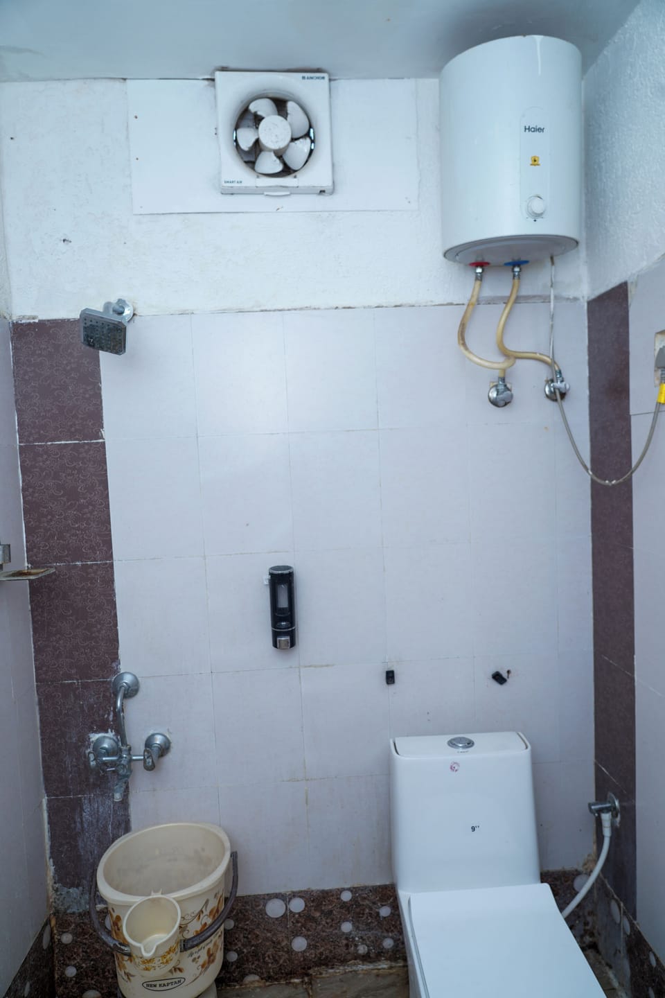 Classic Room | Bathroom | Shower, free toiletries, hair dryer, towels