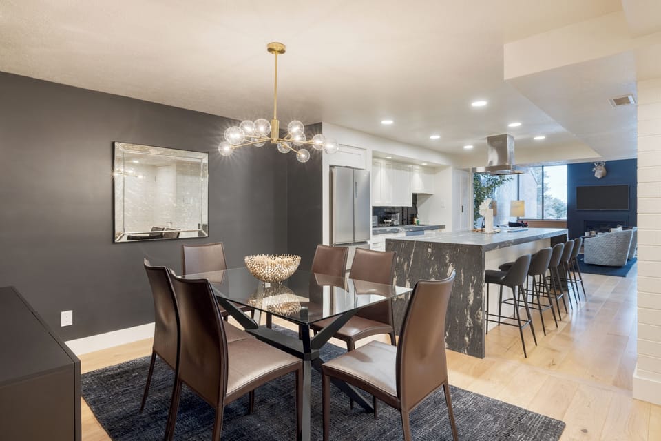 Easy connections for everyone in this open space layout.