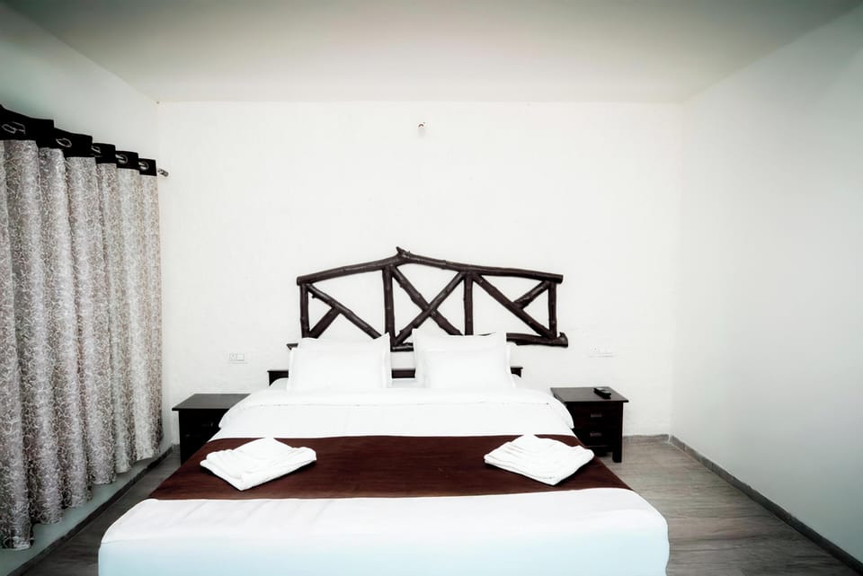 Deluxe Double or Twin Room | In-room safe, desk, laptop workspace, blackout drapes