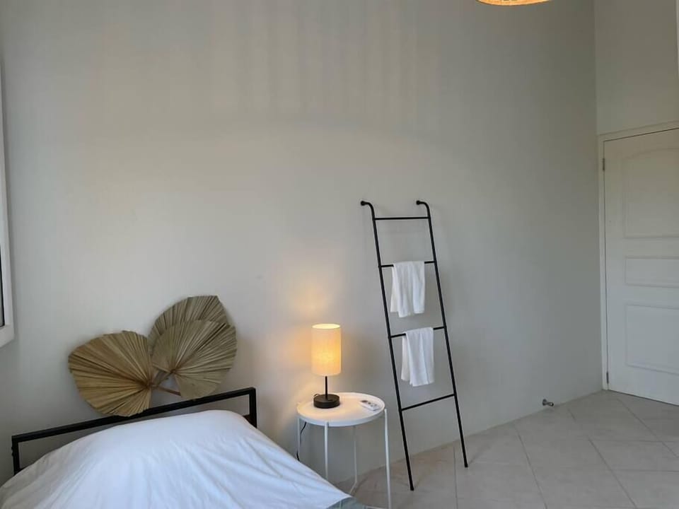 3rd bedroom (top floor)