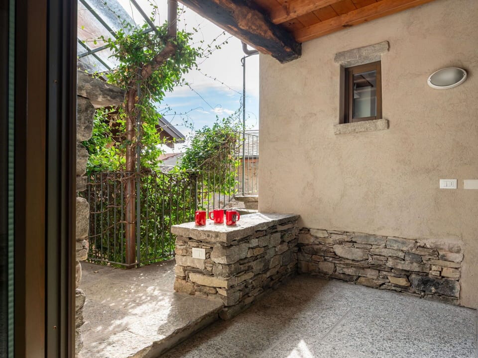 Wall, Composite Material, Stone Wall, Flagstone, Flowerpot, Brick, Concrete, Houseplant, Backyard, Cobblestone