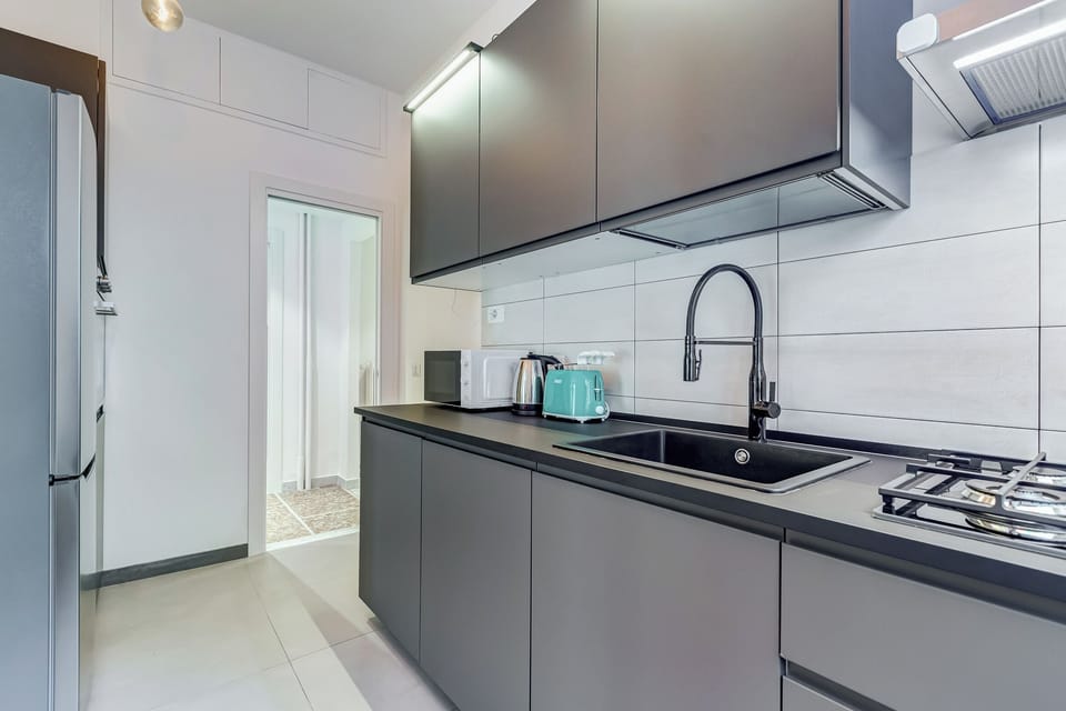 Apartment, 2 Bedrooms, Non Smoking, Kitchen | Private kitchen | Full-size fridge, microwave, oven, stovetop