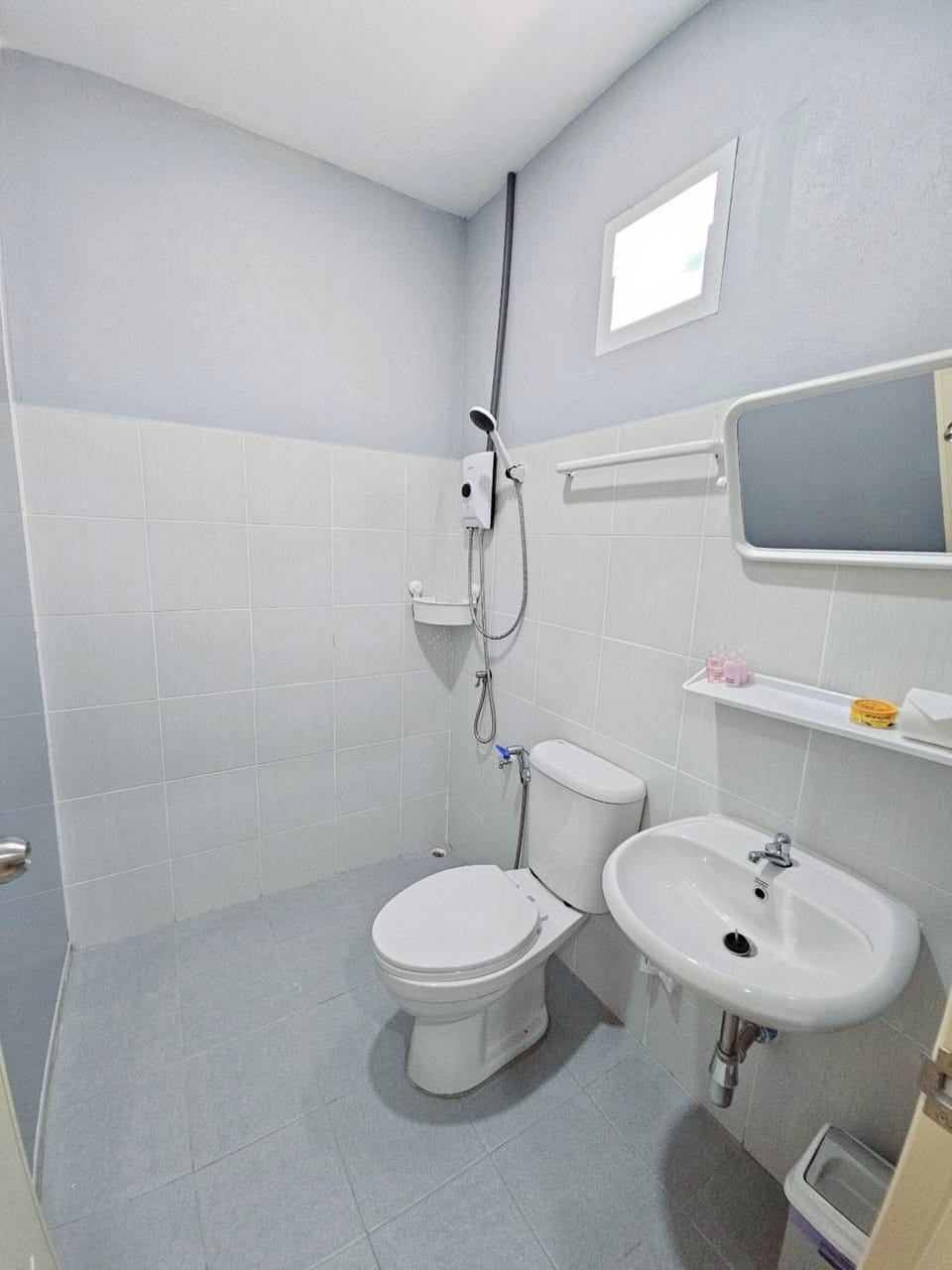 Shower, free toiletries, towels, soap