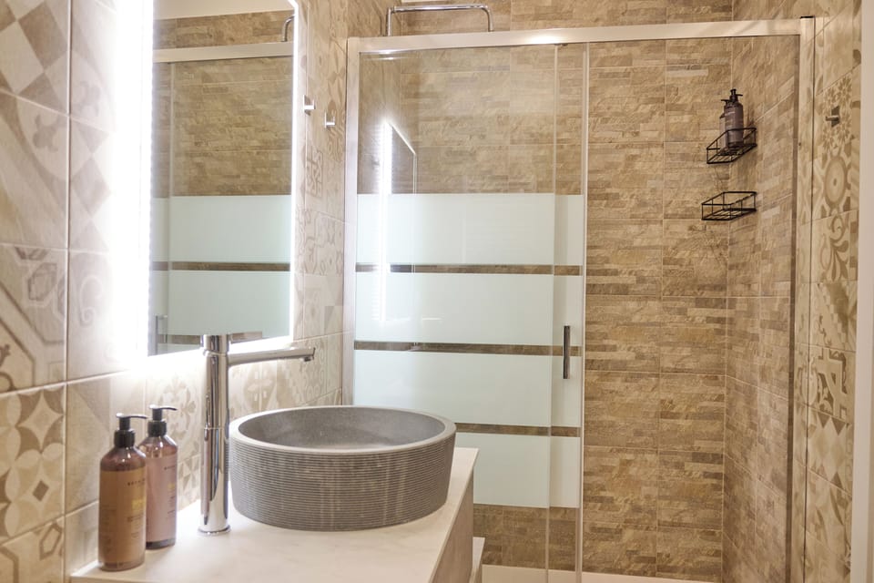 Deluxe Triple Room | Bathroom | Shower, hair dryer, bidet, towels