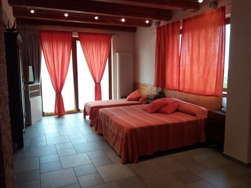 Comfort Double or Twin Room, Balcony, Courtyard View | Desk