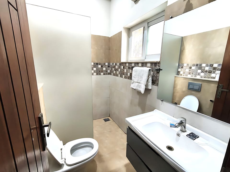 Family Room | Bathroom | Shower, slippers, towels, toilet paper