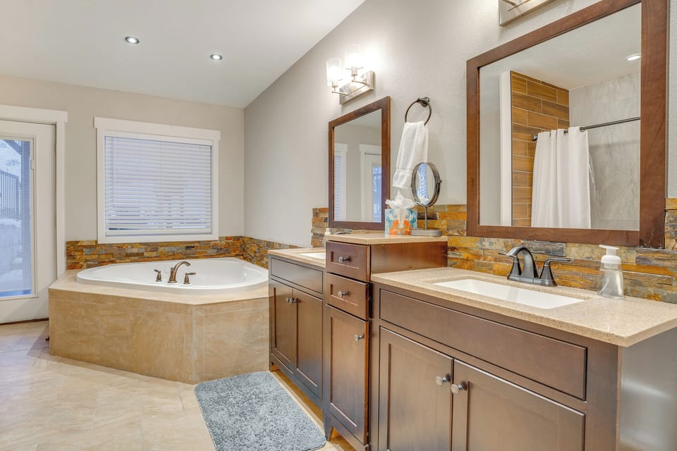 Hot Tub & Game Room! 2 Blocks to Dtwn Chelan Cottage in Chelan (In Town)