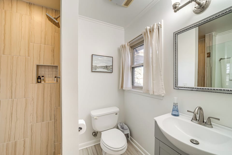 Tulsa Home 5 Mi to Downtown: Groups Welcome! Cottage in Tulsa