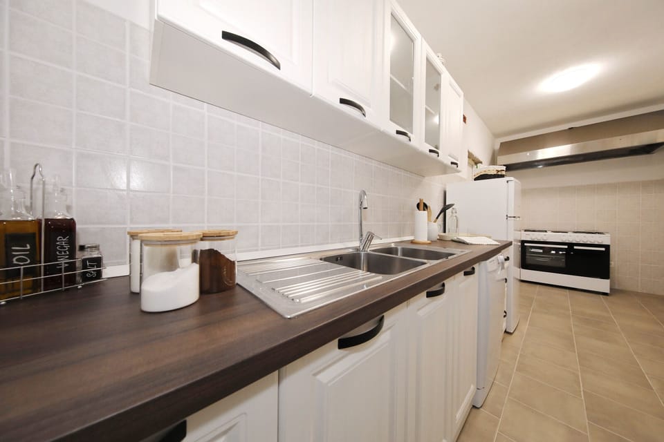 Coffee/tea maker, microwave, dishwasher, highchair