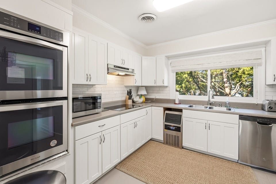 House, 6 Bedrooms | Private kitchen | Coffee/tea maker, fridge, oven, toaster
