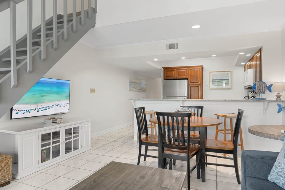 Condo, 2 Bedrooms | Dining