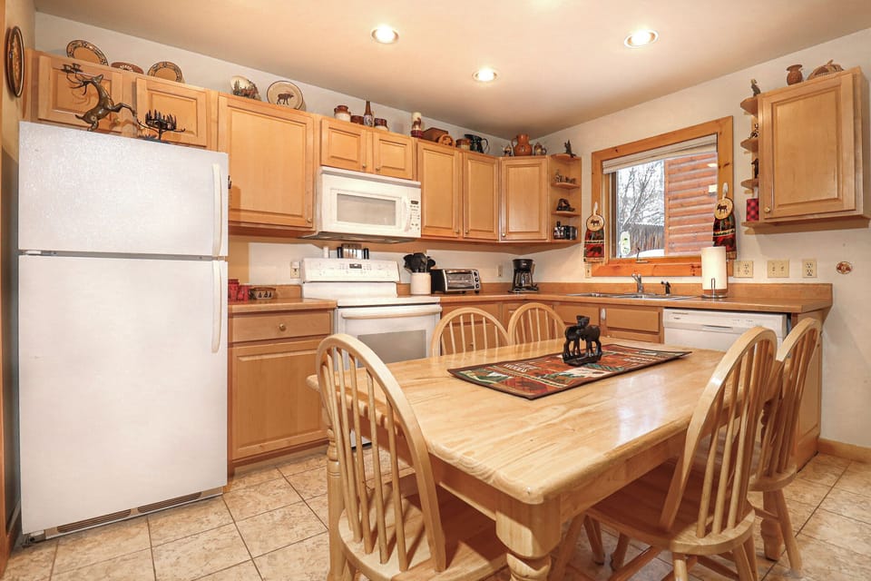 Kitchen w/ Eat-In Dining