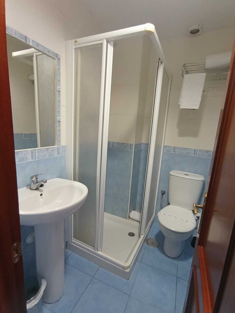 Basic Single Room | Bathroom | Hair dryer, towels, soap, shampoo