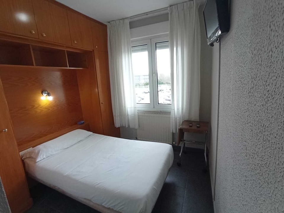 Basic Single Room | Soundproofing, free WiFi