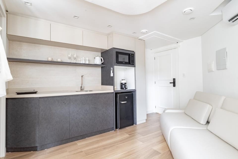 Premium Suite | Private kitchen | Mini-fridge, microwave, stovetop, espresso maker