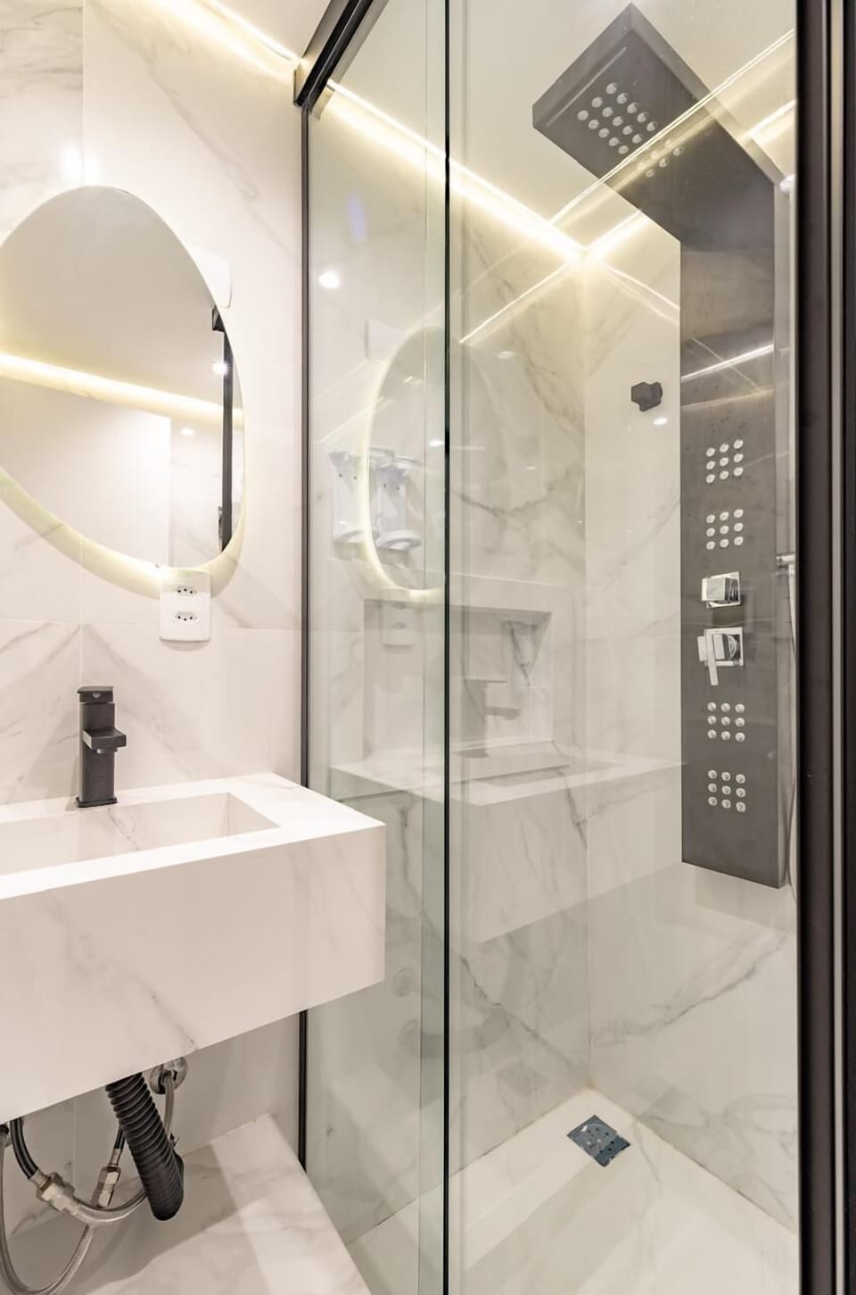 Jetted tub, hydromassage showerhead, free toiletries, hair dryer