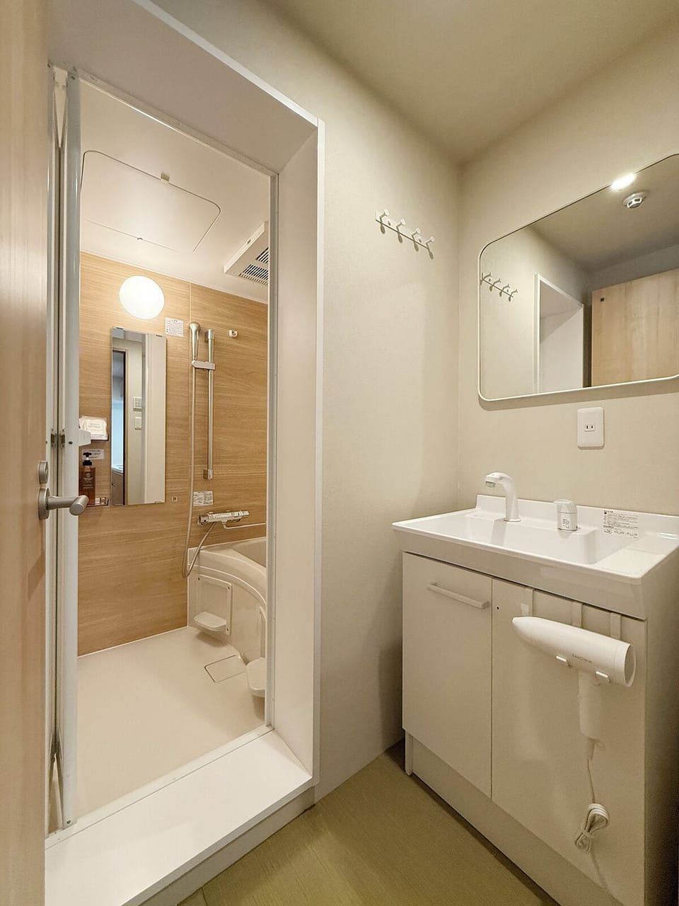 Deluxe Apartment | Bathroom | Slippers