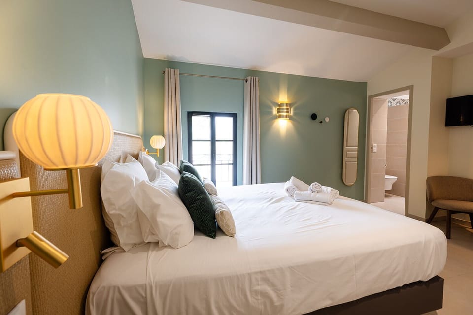 In-room safe, soundproofing, iron/ironing board, free WiFi