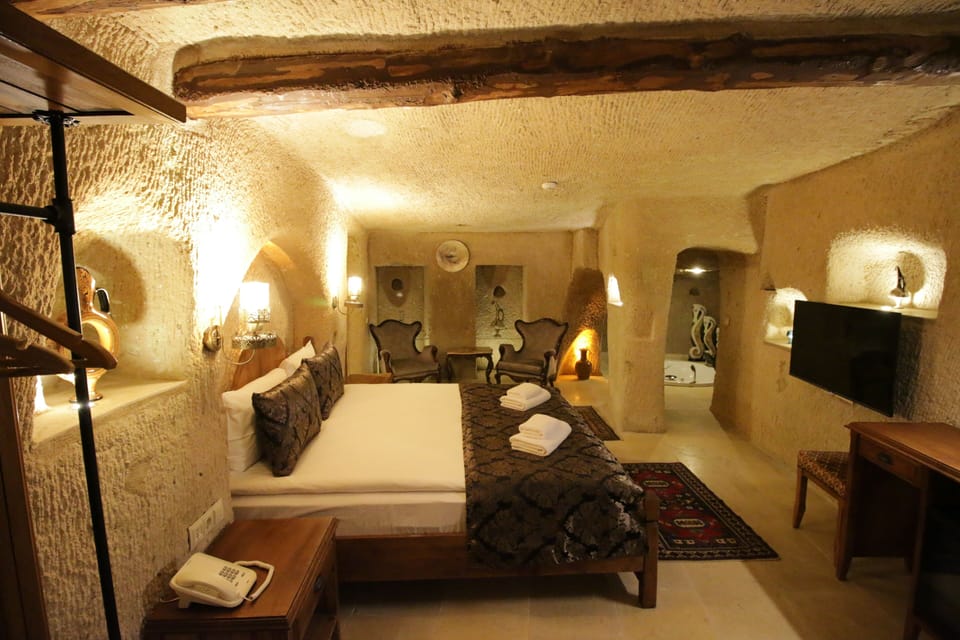 Premium Studio Suite | Minibar, in-room safe, desk, soundproofing