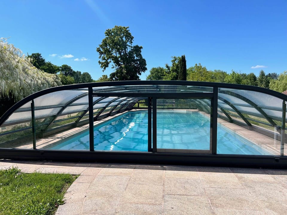 La piscine avec abri rétractable