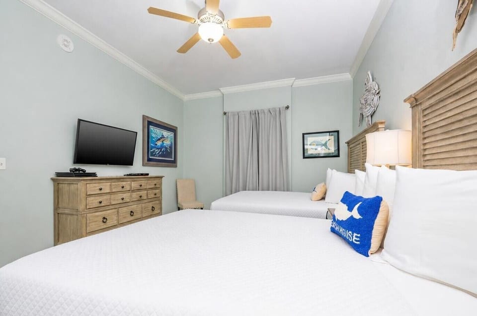Sleep soundly in this guest bedroom, where plush queen beds promote restful nights and refreshed mornings