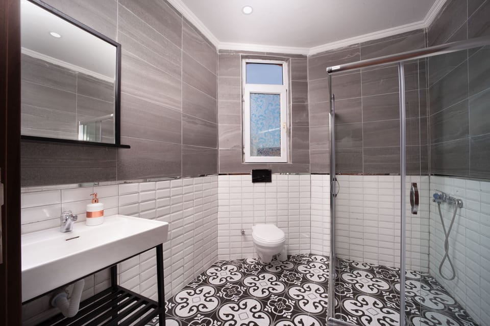 Deluxe Triple Room, City View | Bathroom | Shower, hair dryer, slippers, towels