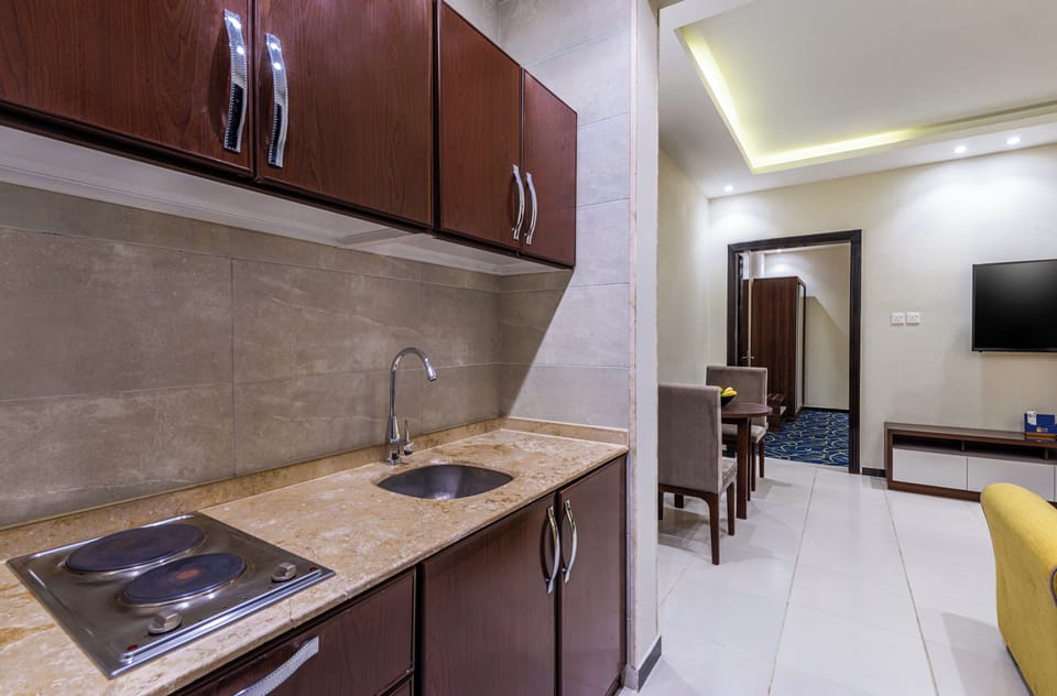 Junior Room | Private kitchen | Mini-fridge, stovetop, electric kettle