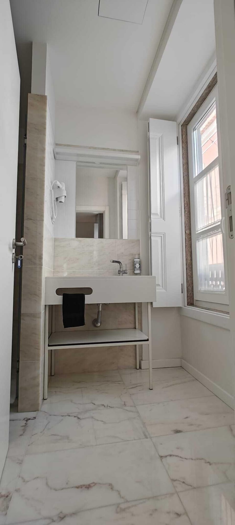 Double Room, 1 Queen Bed, Balcony, Courtyard View | Bathroom | Shower, free toiletries, hair dryer, towels