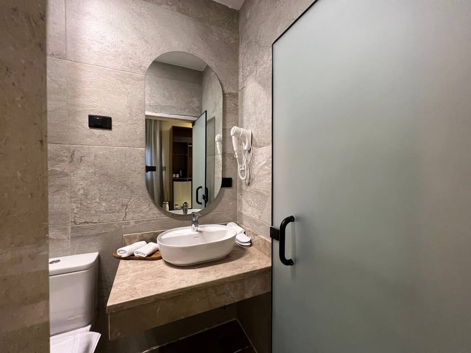 Deluxe Room, Balcony, Mountain View | Bathroom | Shower, hair dryer, slippers, bidet