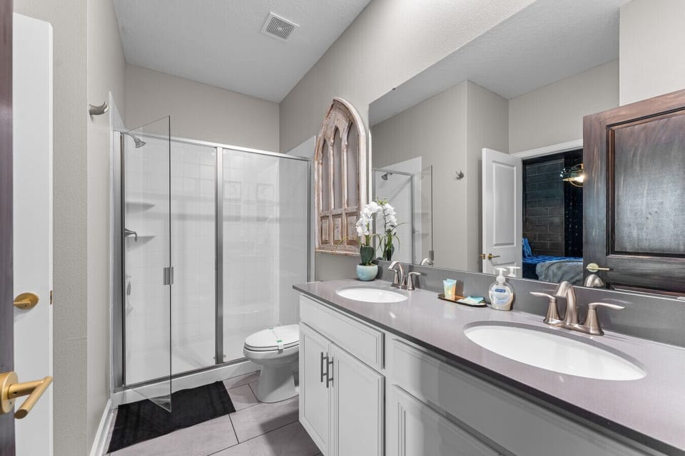 Bathroom connected to Astronomy Tower room