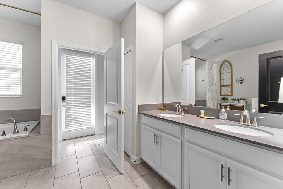 Master bathroom connected to Gringots Bank bedroom