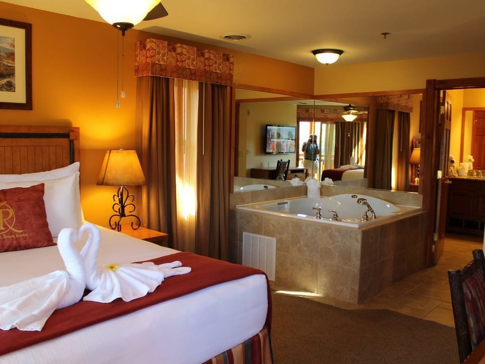 Large unit - private bedroom with king size bed and jacuzzi
