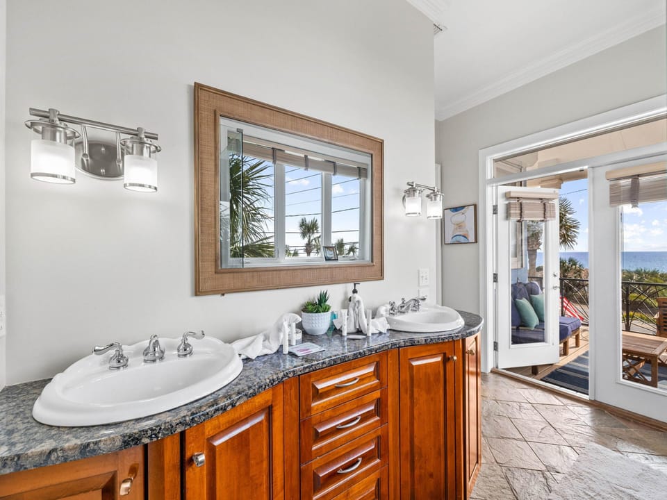 Private Paradise on Front Beach Rd by Resort Collection House in Sunnyside