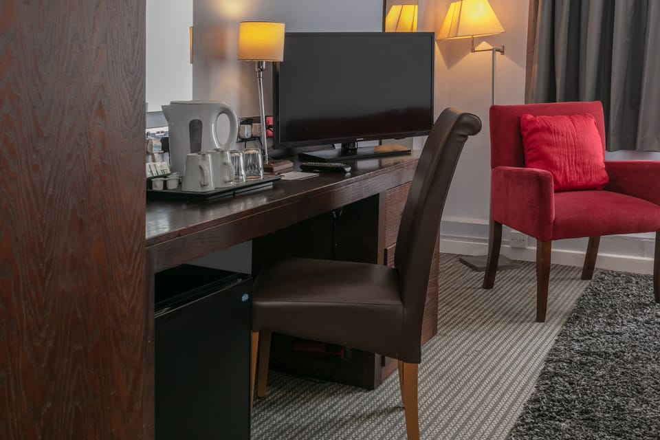 Executive Room, 1 Double Bed, Non Smoking | Living area | 40-inch flat-screen TV with cable channels, TV