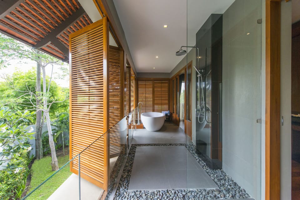 Separate tub and shower, deep soaking tub, free toiletries, hair dryer