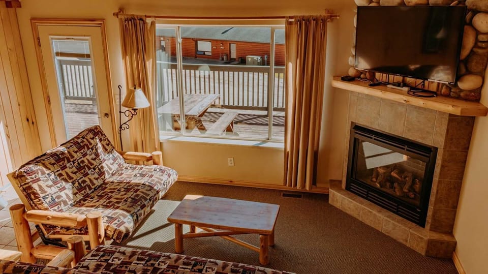 Living Room (16/17)