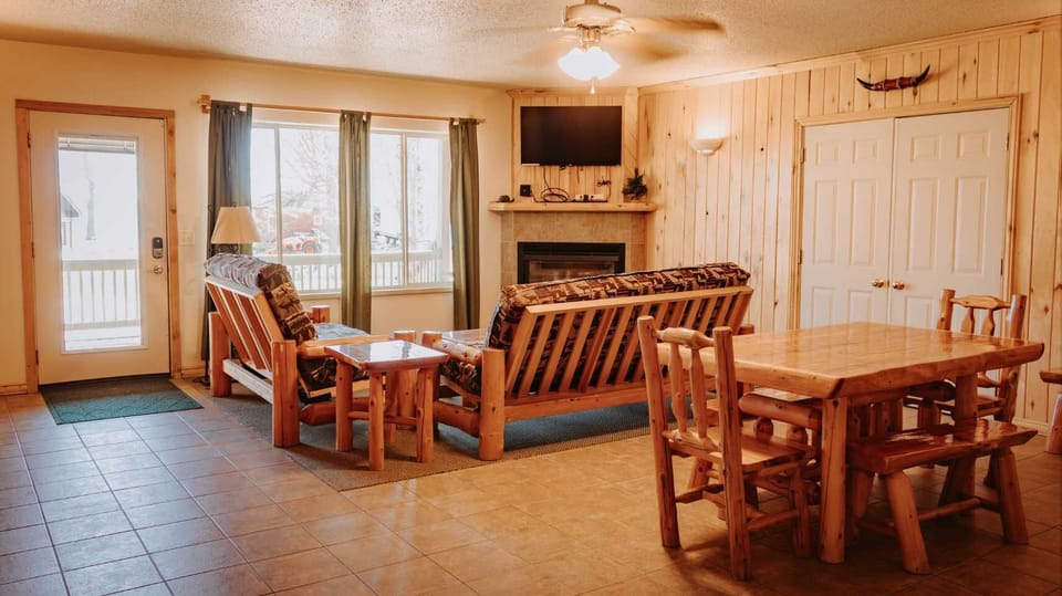 Living Room (18/19)