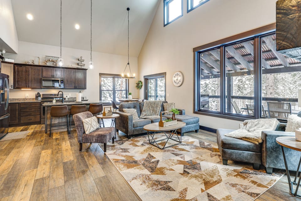 Living Room | Main Level | Smart TV | Free WiFi | Gas Fireplace
