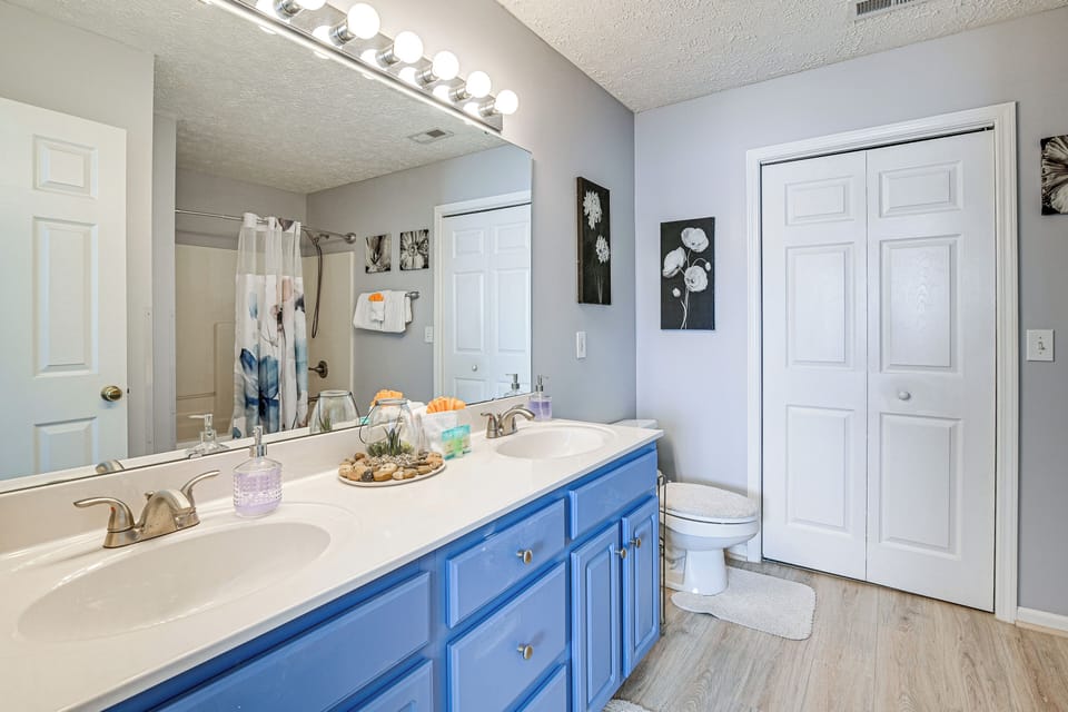 Full Bathroom | Towels Provided
