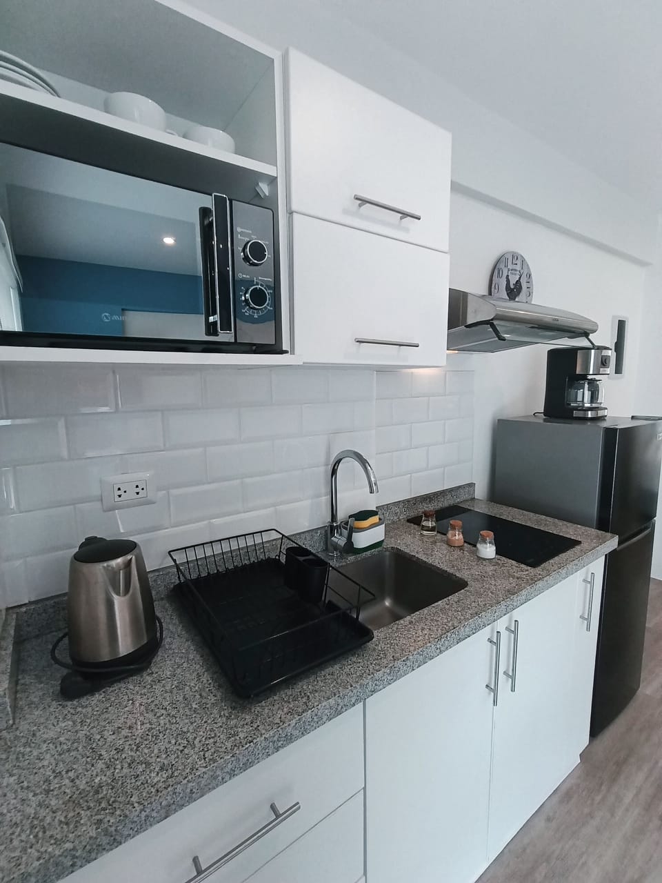 Comfort Studio Suite (404) | Private kitchen | Coffee/tea maker, fridge, microwave, stovetop